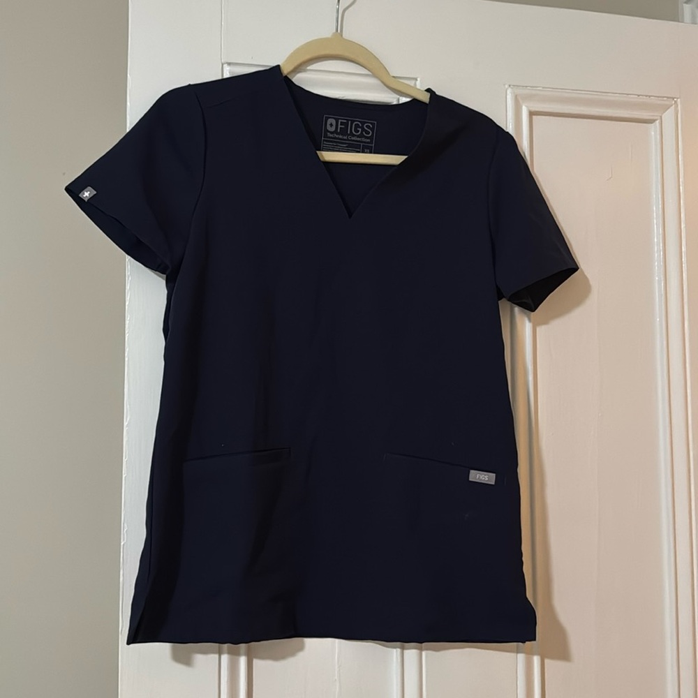 Figs casma three pocket scrub top in navy blue XS